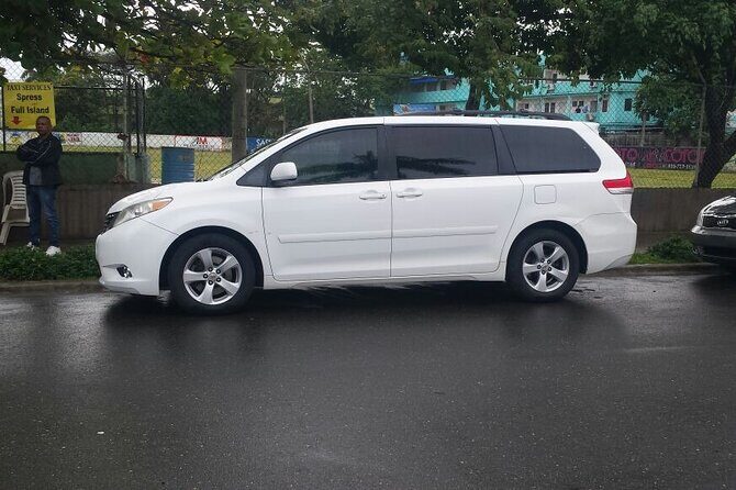 Airport port silver taxi transfer private to pop center - The Vehicle and Driver: Comfort, Safety, and a Friendly Voice