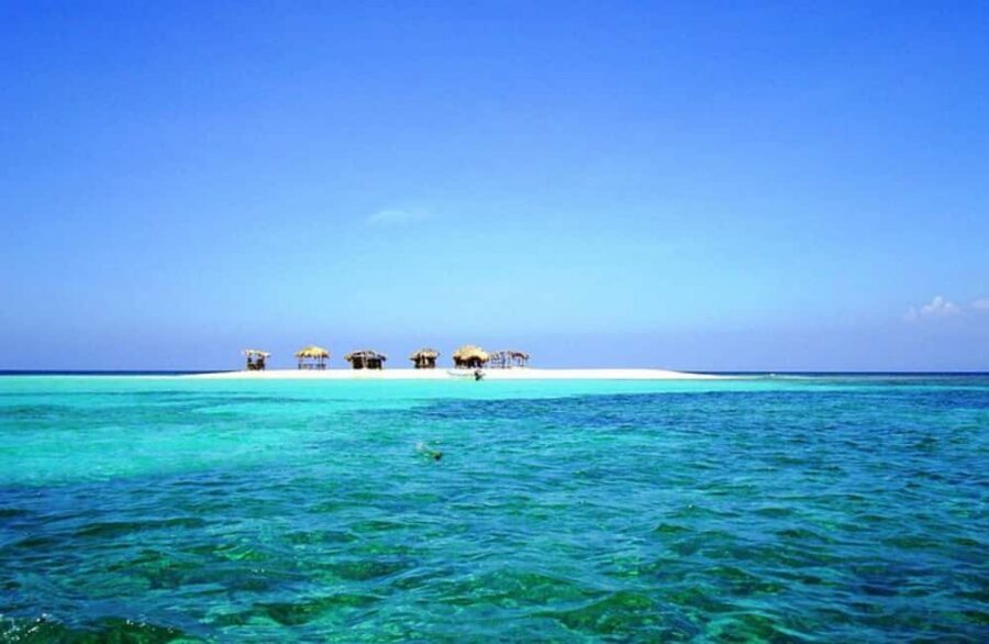 Cayo Arena: Paradise Island & Magroves Tour Private - Getting there by speedboat: countryside views that set the tone