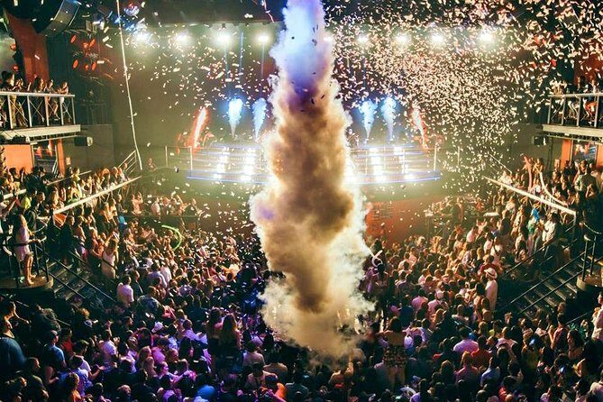 Coco Bongo Disco Show! The Best Punta Cana Party! - Inside the show: acrobats, tributes, and the live band ramp-up