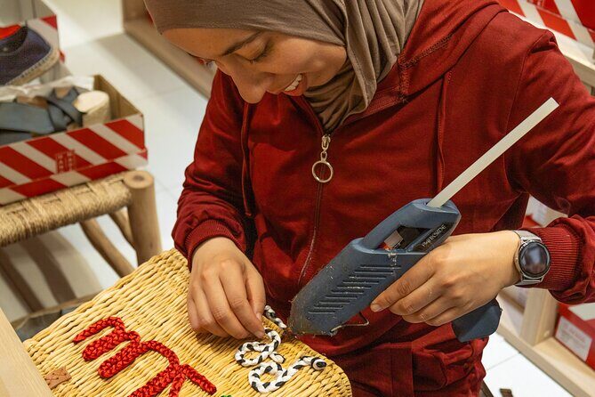 Design and Craft a Raffia Bag in Puerto Plata - The Hands-On Build: How the Artisans Keep You Moving