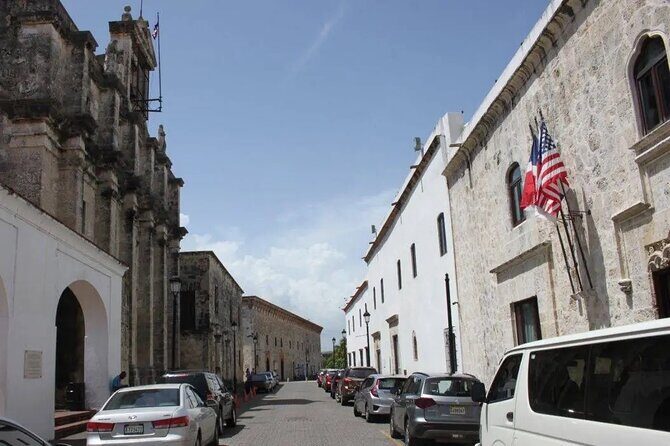 Iconic Highlights and historical Tour in Santo Domingo - Parque Colón: shade, statues, and Santo Domingo’s daily life