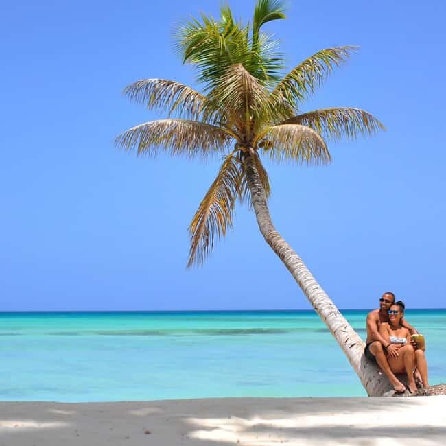 Santo Domingo: Saona Island Day Trip with Lunch and Drinks - The catamaran return: music, drinks, and a more relaxed finish