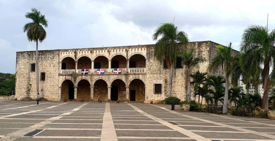 Santo Domingo: Small Group Tour with Cable Car from Bayahibe - Walking the UNESCO Colonial Zone: cathedral-grade sights with a guide’s context