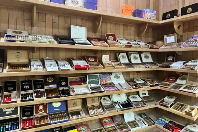 Shopping Tour Punta Cana Larimar Chocolate Cigar Factory souvenir - Mundo Auténtico for Larimar and Dominican gifts that travel well